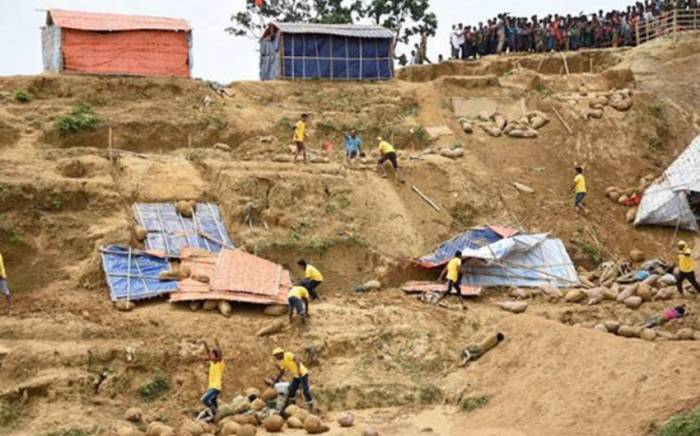 На юге Бангладеш по меньшей мере девять человек погибли из-за оползня
