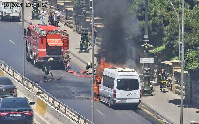 В Баку перед отелем загорелся микроавтобус, на дороге образовался затор -ФОТО

