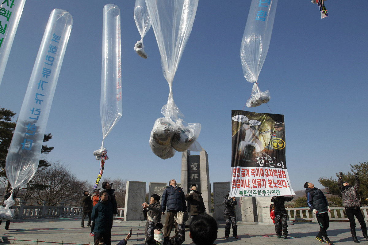 Южная Корея получила из КНДР очередные летающие мусорные бандерольки