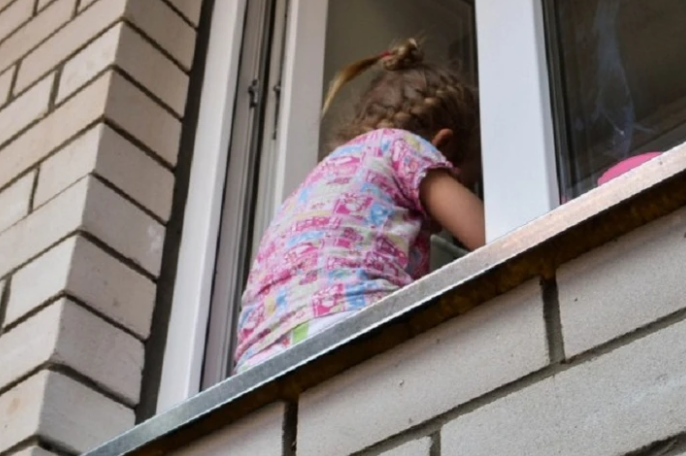 В Баку 9-летняя девочка погибла, выпав с 9 этажа