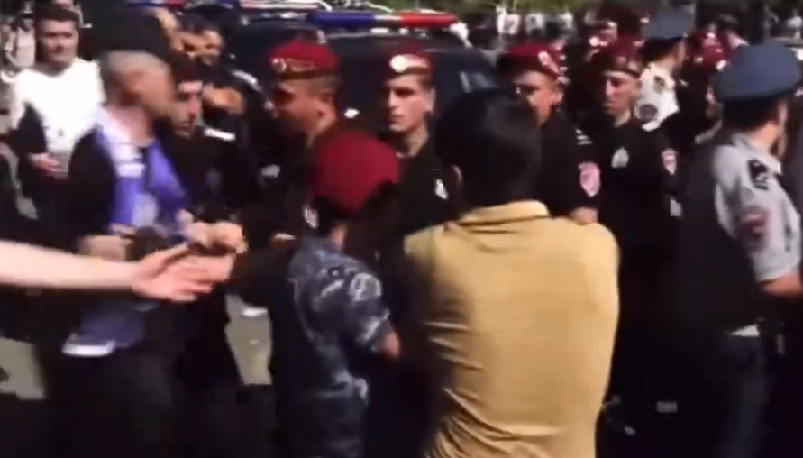 После заявлений Пашиняна протестующие напали на полицейских