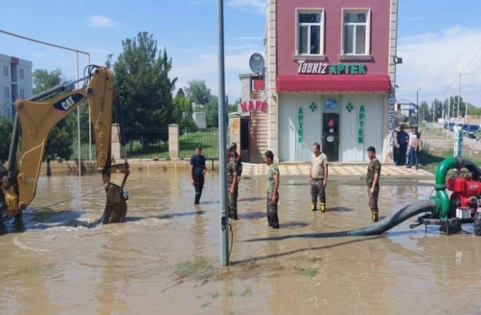МЧС принимает меры на затопленных территориях в Евлахе и Мингячевире