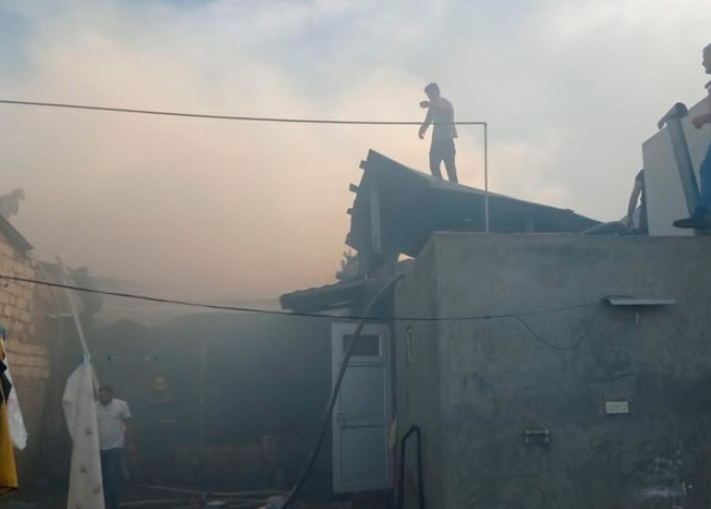 В Гяндже сгорели три дома, один человек отравился дымом 