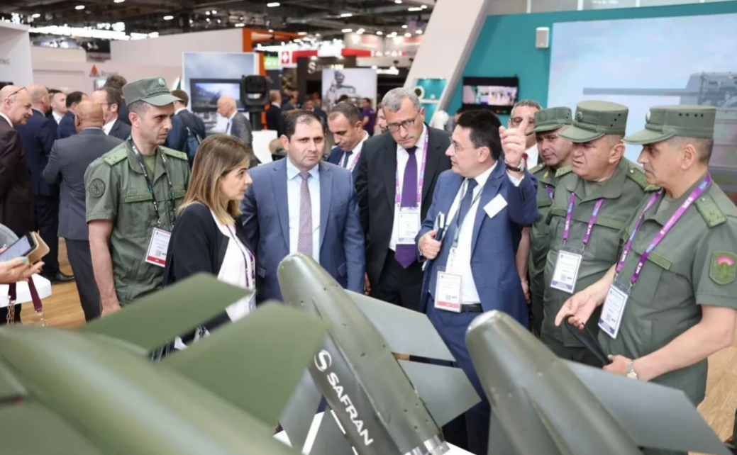 Министр обороны Армении посетил военно-техническую выставку во Франции