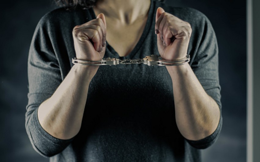 В Ясамальском районе Баку задержана подозреваемая в мошенничестве женщина