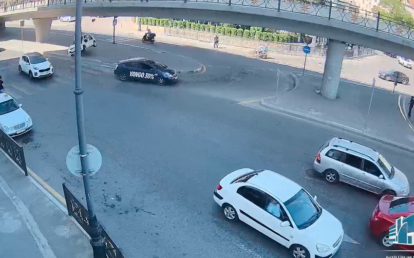 В Баку автомобиль въехал в светофор