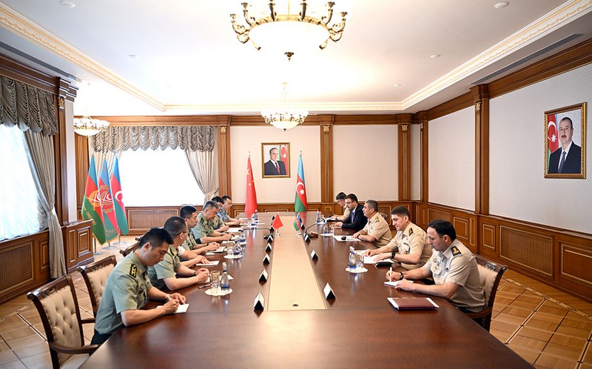 Министр обороны Азербайджана встретился с военной делегацией Китая