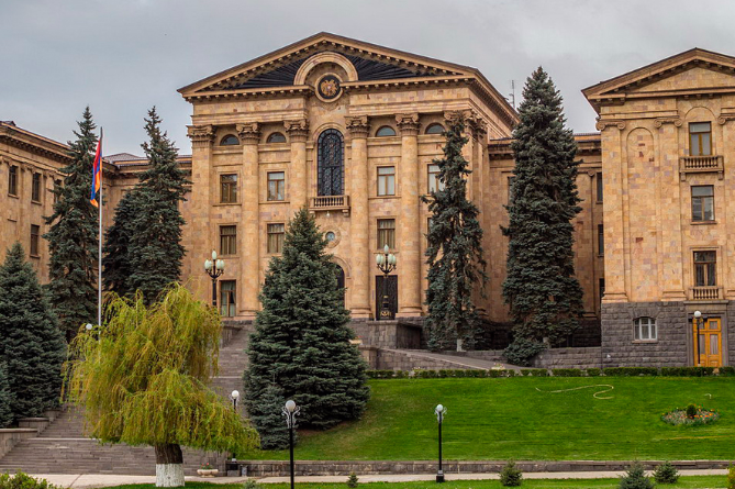 Парламент Армении рассмотрит проект об отставке правительства