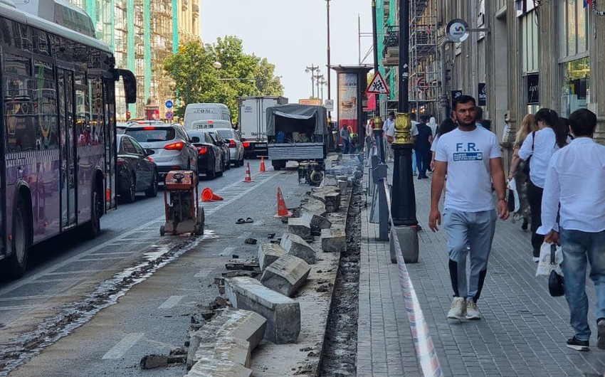 В Баку расширяют тротуар перед станцией метро "Сахиль"