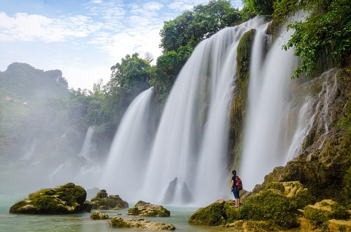 CNN: самый высокий водопад в Азии оказался струей воды из трубы