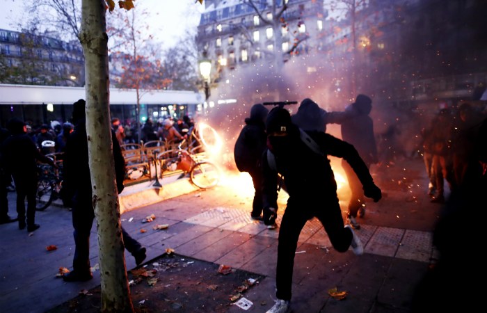 Баку осудил применение силы против протестующих во Франции