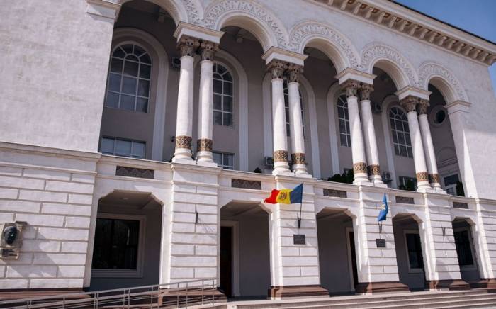Спецслужбы и прокуратура Молдовы проводят обыски в парламенте
