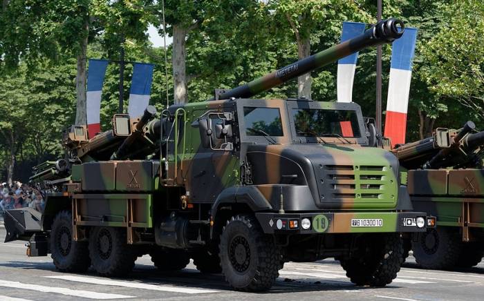 Франция готовит новый пакет помощи Украине, в который войдут гаубицы Caesar
