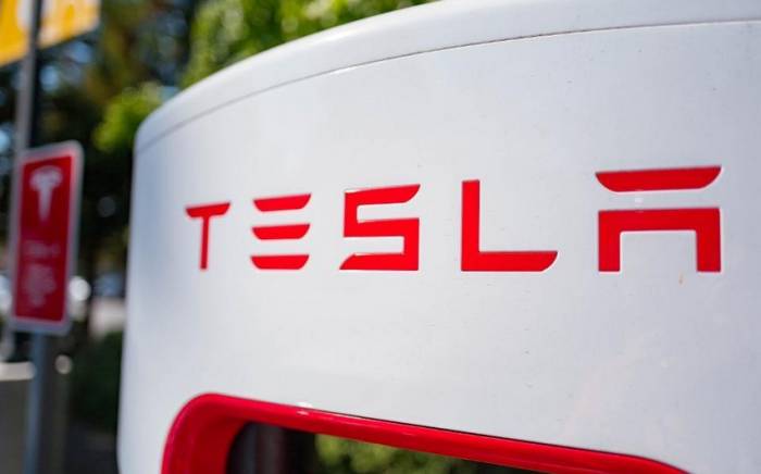 Tesla планирует запустить массовое производство роботов в 2026 году
