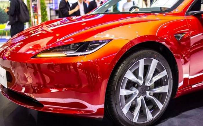 Tesla отзывает в США более 1,8 млн автомобилей из-за проблем с капотом
