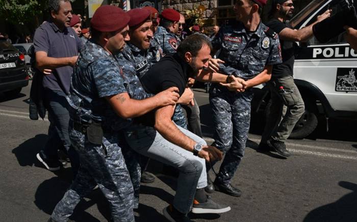 В Армении шесть человек задержаны после драки с полицейскими
