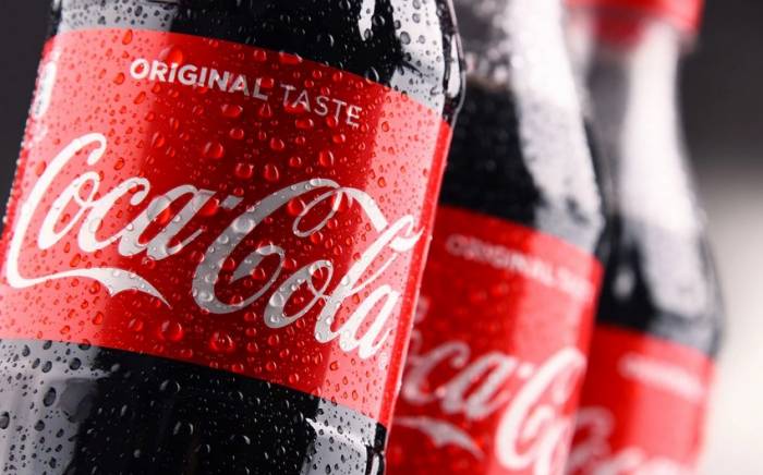 Coca-Cola разливает напитки на ОИ в Париже из запрещенного организаторами пластика
