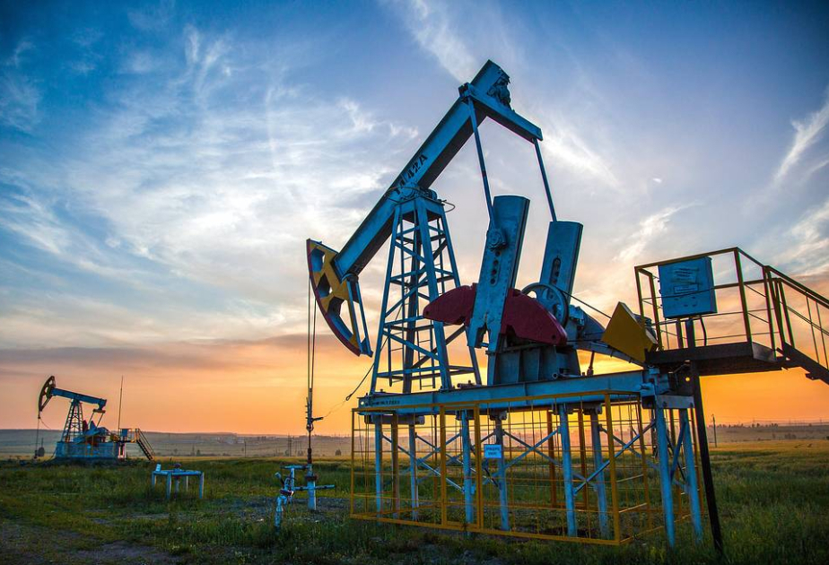 Цена азербайджанской нефти упала ниже 90 долларов
