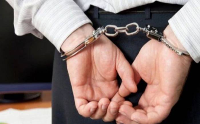 В Баку мужчина ранил сотрудника полиции при задержании
