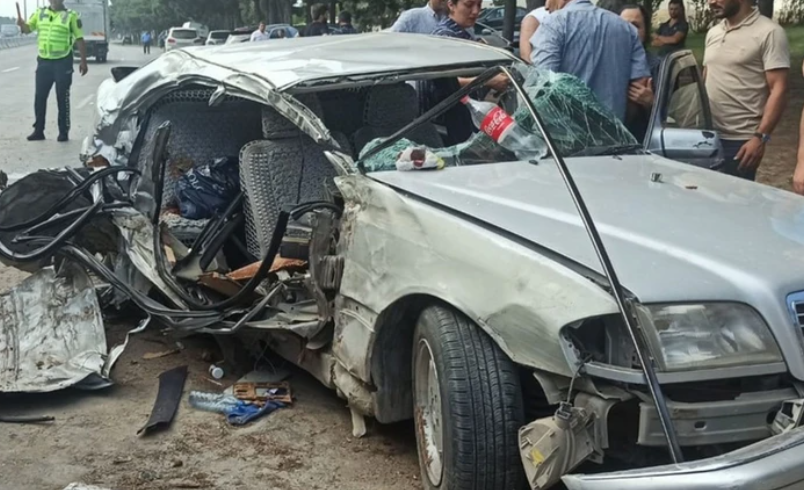На дороге Баку-Сумгайыт автомобиль врезался в дерево: погибли женщина и ее внук