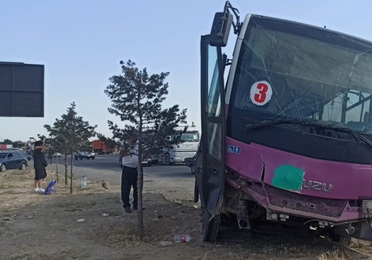 В Сумгайыте маршрутный автобус столкнулся с фурой, 11 человек пострадали