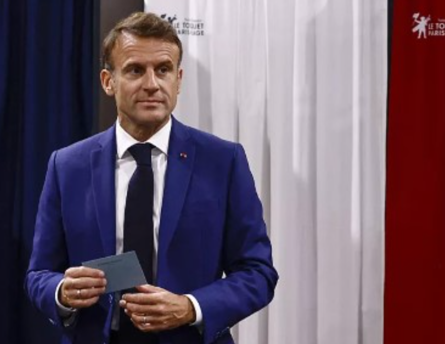 Макрон начал переговоры с политическими партиями по назначению премьер-министра