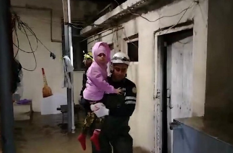 Спасатели МЧС эвакуировали с затопленных участков в Баку и на Абшероне восемь человек