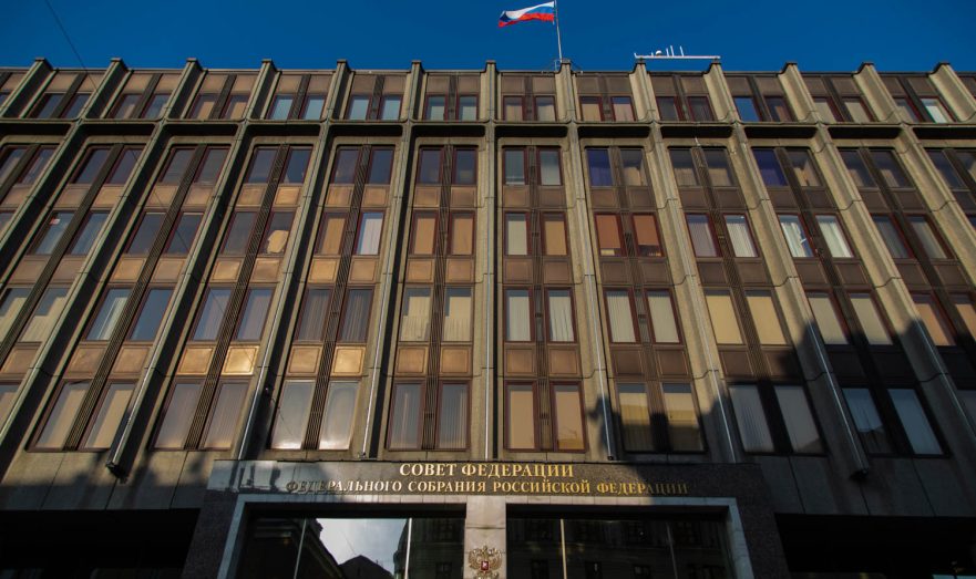 Совет федерации одобрил закон, разрешающий судимым работать в МВД, ФСИН, МЧС