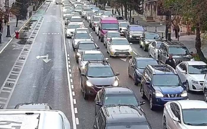 На ряде улиц и проспектов Баку затруднено движение транспорта -ФОТО
