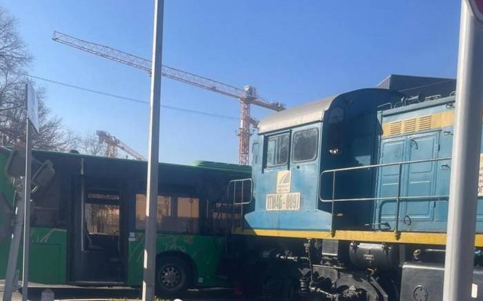 Шесть человек пострадали при столкновении тепловоза и автобуса в Алматы
