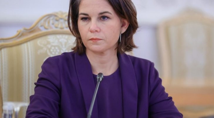 Глава МИД ФРГ Бербок потребовала поставить Украине дальнобойное оружие