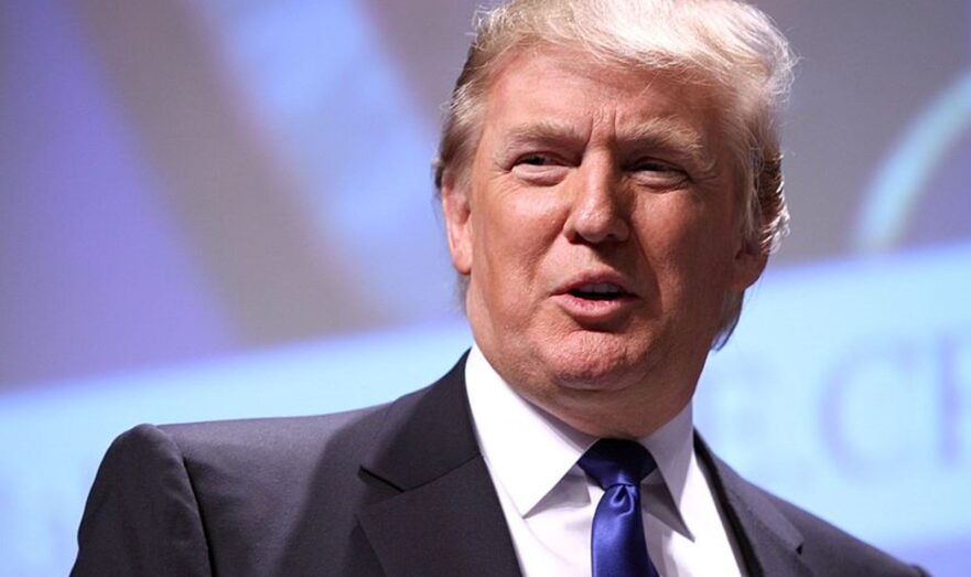 Трамп предложил девочке купить ее волосы за миллионы