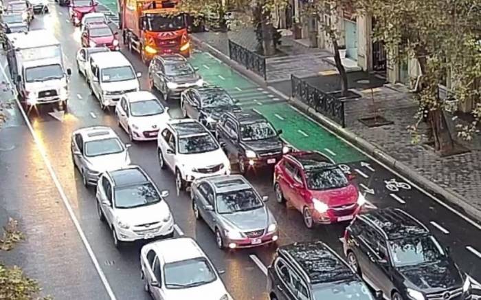 В Баку на ряде улиц и проспектов затруднено движение транспорта
