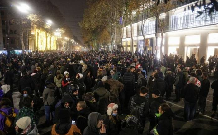 В Тбилиси митингующие перекрыли движение около университета
