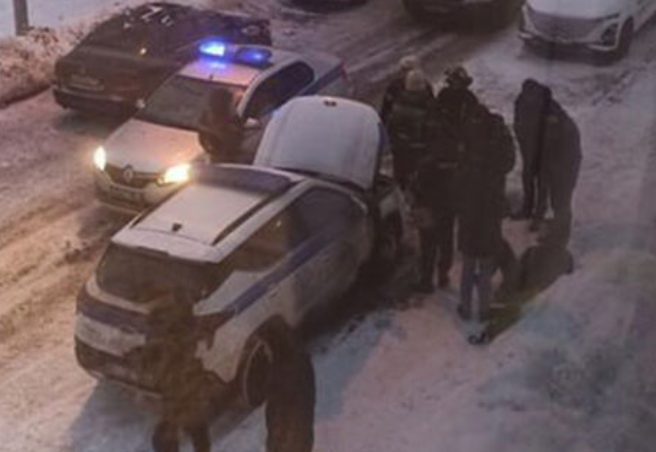 В Москве коктейль Молотова метнули в машину полиции
