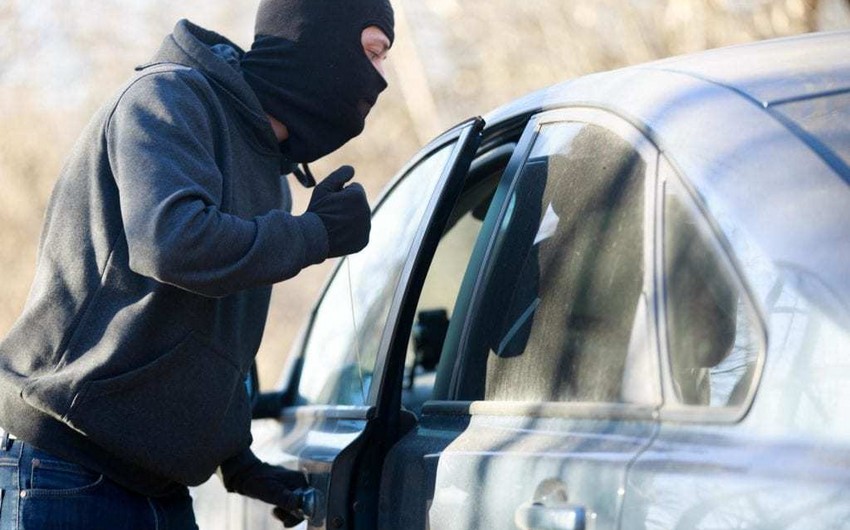 В Баку из автомобиля украли около 30 000 манатов