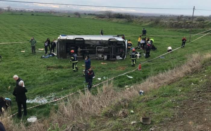 В Турции в ДТП с микроавтобусом погибли двое, 26 человек пострадали
