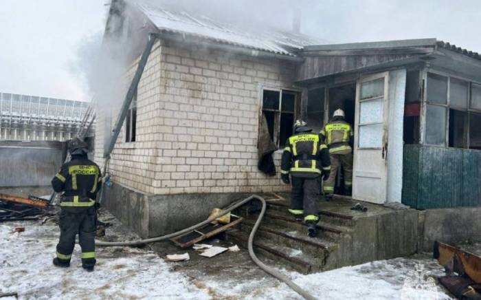 В Карачаево-Черкесии трое, включая ребенка, погибли при пожаре в частном доме
