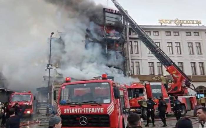 В центре Стамбула горит ресторан
