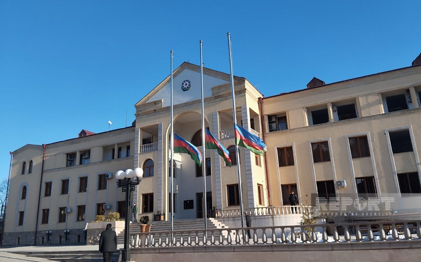 В Ханкенди, Ходжалы и Агдере наполовину приспущены флаги