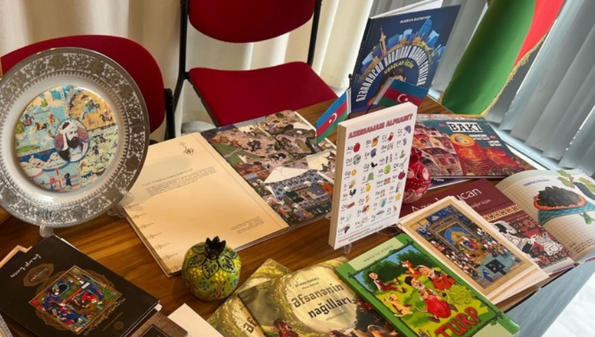 На мероприятии в ЮНЕСКО были представлены книги посвященные азербайджанскому языку