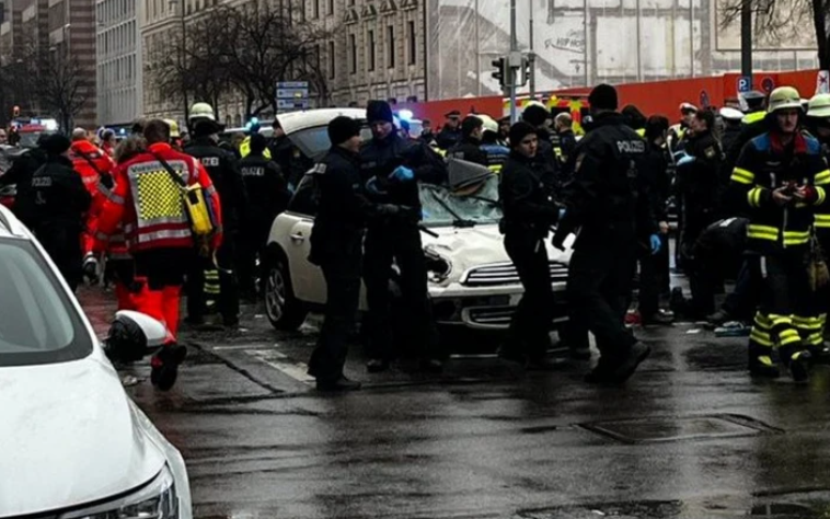 Массовый наезд на протестующих в центре Мюнхена: 15 пострадавших