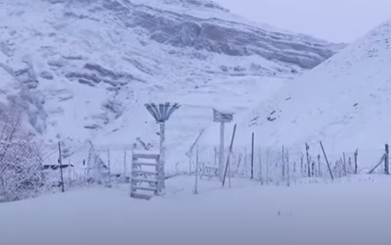 В Лерике выпало полметра снега, в горах - 13℃