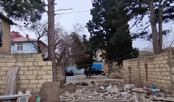 Во дворе жилого дома в Сумгайыте произошел провал грунта