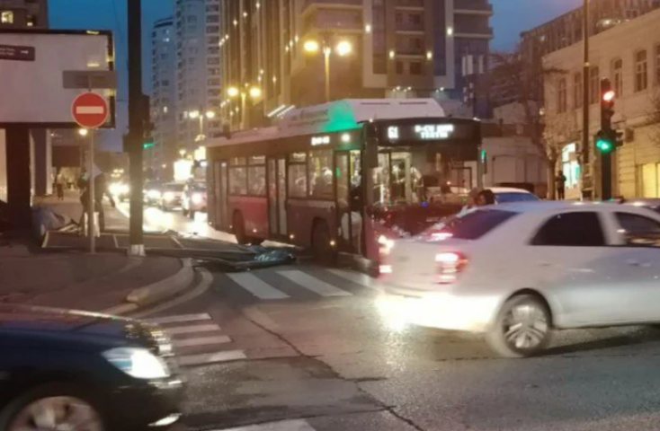 В центре Баку информационный щит упал на автобус