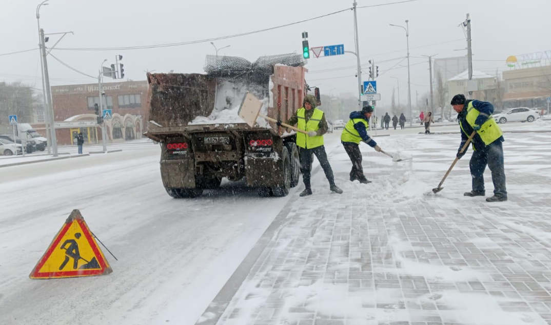 В Баку ведутся работы по очистке снега, задействовано 100 единиц техники и 2000 рабочих