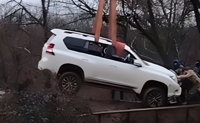 Паводок повредил мост в Джалилабаде: автомобилям нанесен ущерб