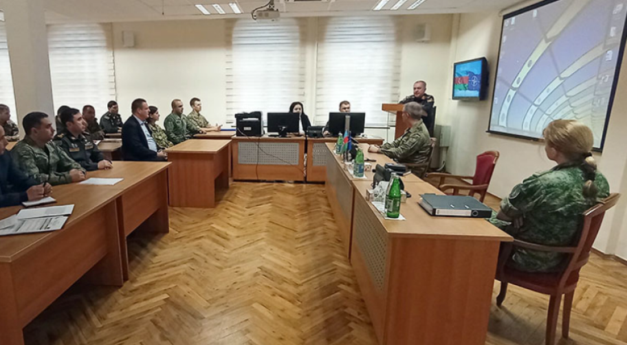 Мобильная тренинговая группа НАТО проводит курс в Баку