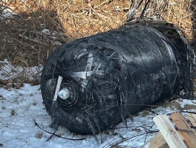 Житель Польши обнаружил во дворе своего дома обломки ракеты Илона Маска, выпушенного с Калифорнии