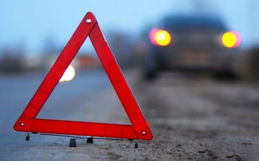 В Евлахе столкнулись микроавтобус и легковой автомобиль, 5 человек получили травмы
